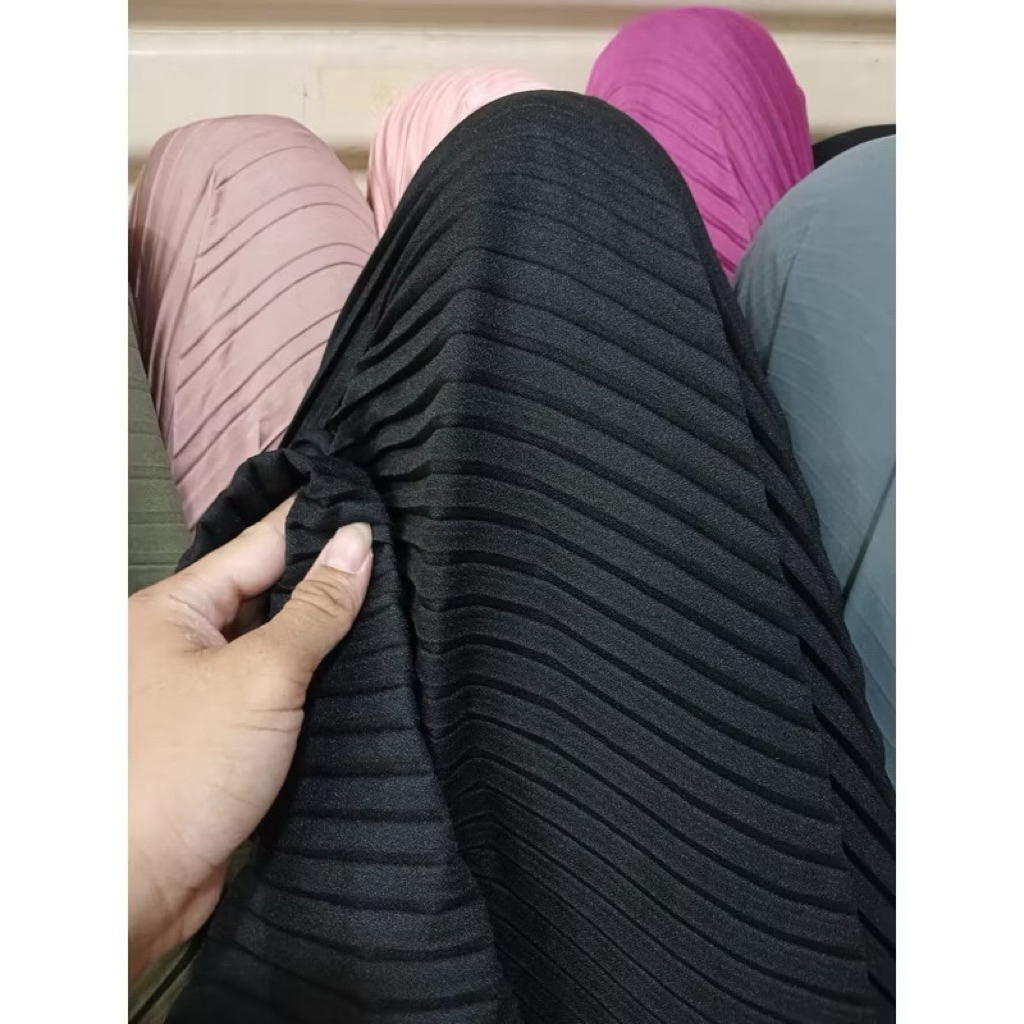 BAHAN KAIN PLISKET SATIN MOTIF/PLISKET SATIN/BAHAN SEDIKIT STRIC/BISA BUAT GAMIS ATAU ROK/HARGA SETE