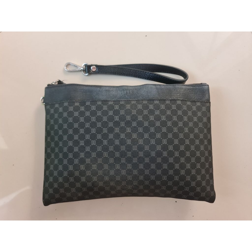 132. Tas Hand Bag Clutch Pria Daks London Black
Mantan / Bekas / Second

Size : 27.5cm x 0.5cm × 19c