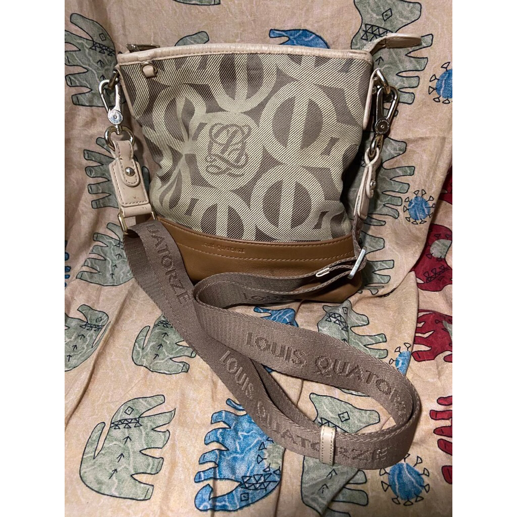Louis Quartoze sling bag