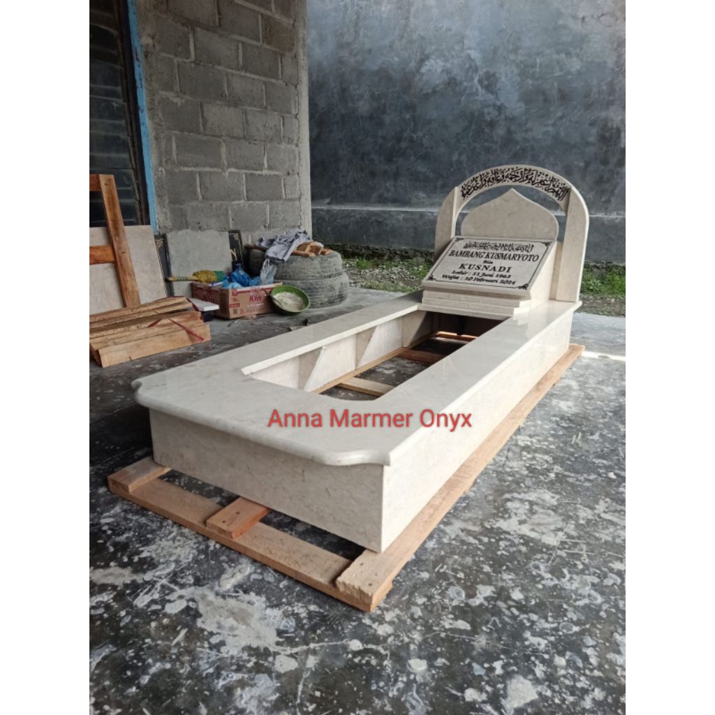 Makam Marmer Kijing Marmer Satu Tingkat Nisan Ada Hiasan Kubah Kaligrafi