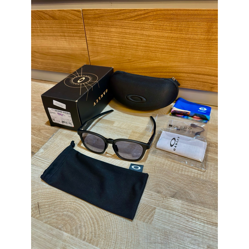 Kacamata hitam Oakley Shackle matte grey unisex
