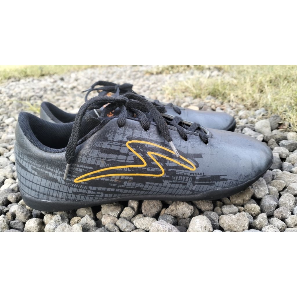 sepatu bola futsal anak SPECS 36 second