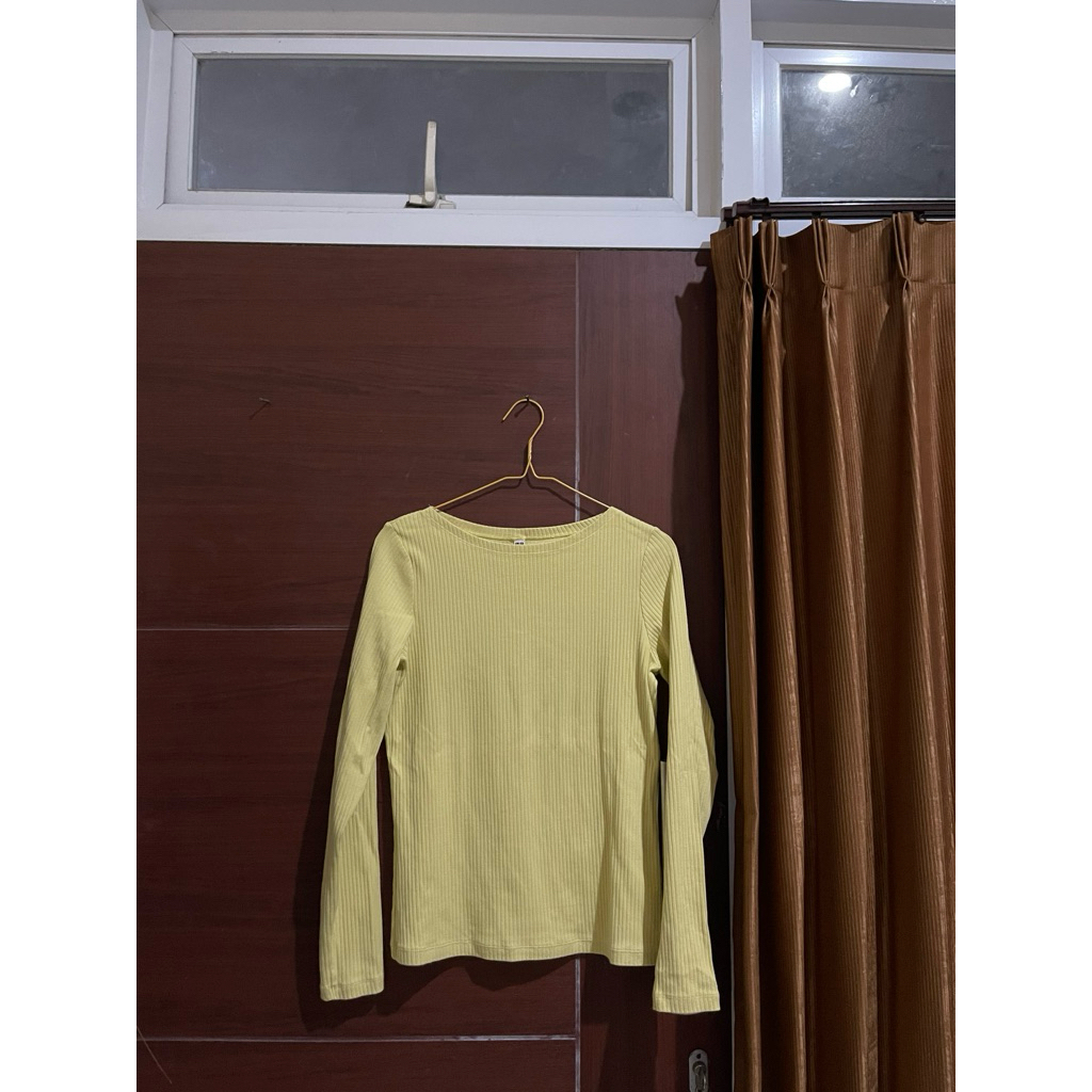 Baju uniqlo kuning | preloved | atasan wanita bahan melar | semi sweatshirt |