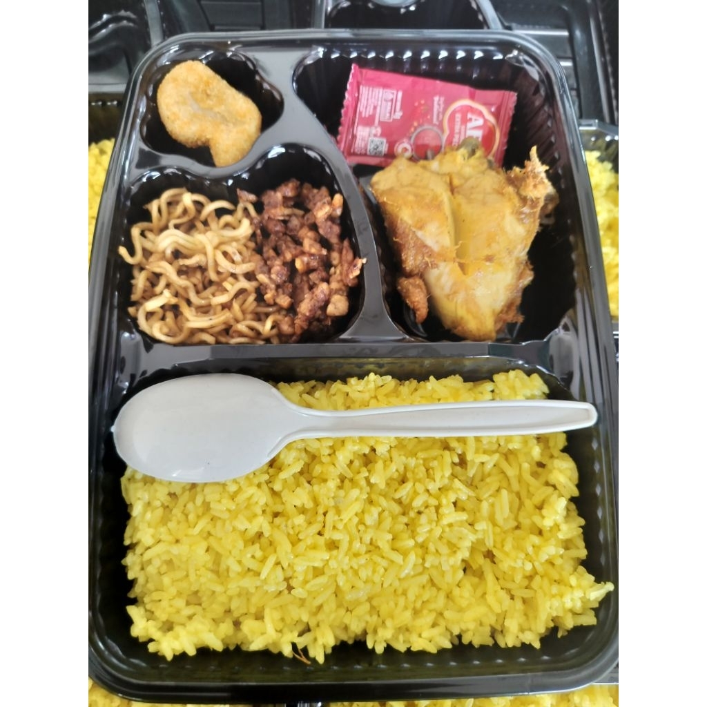 Instan Nasi kuning bento komplit