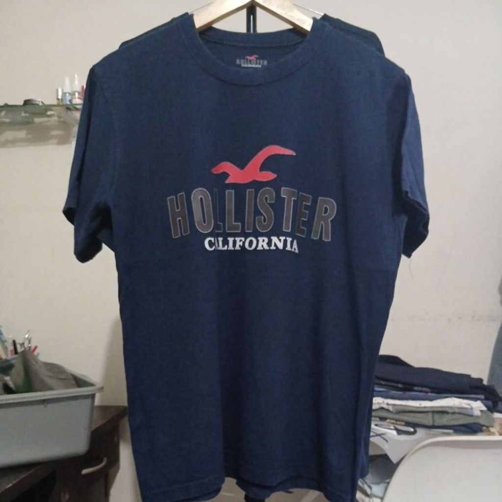 Kaos katun tebal warna navy pekat kerah kencang built up tanpa jahitan samping HOLLISTER second Orig