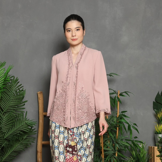 Lyne Halim Kebaya Kartini Bordir Baby Pink – Blouse Kebaya Wanita Elegan, BLO-8442