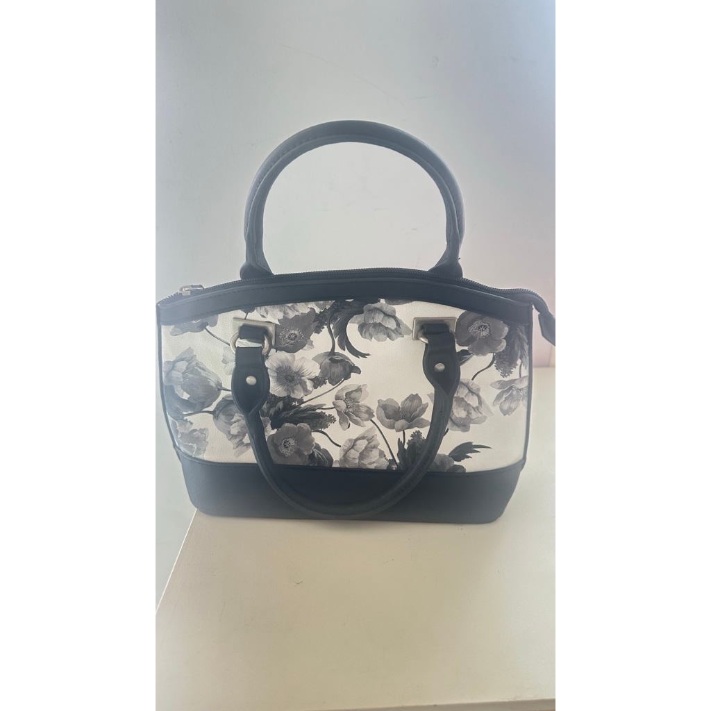 Tas jinjing wanita kecil