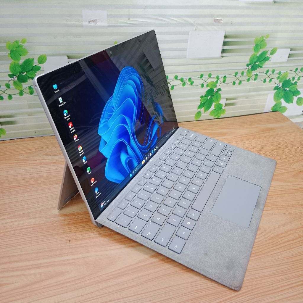 microsoft surface pro 5. intel core i7 gen 7. RAM 16GB SSD 512GB