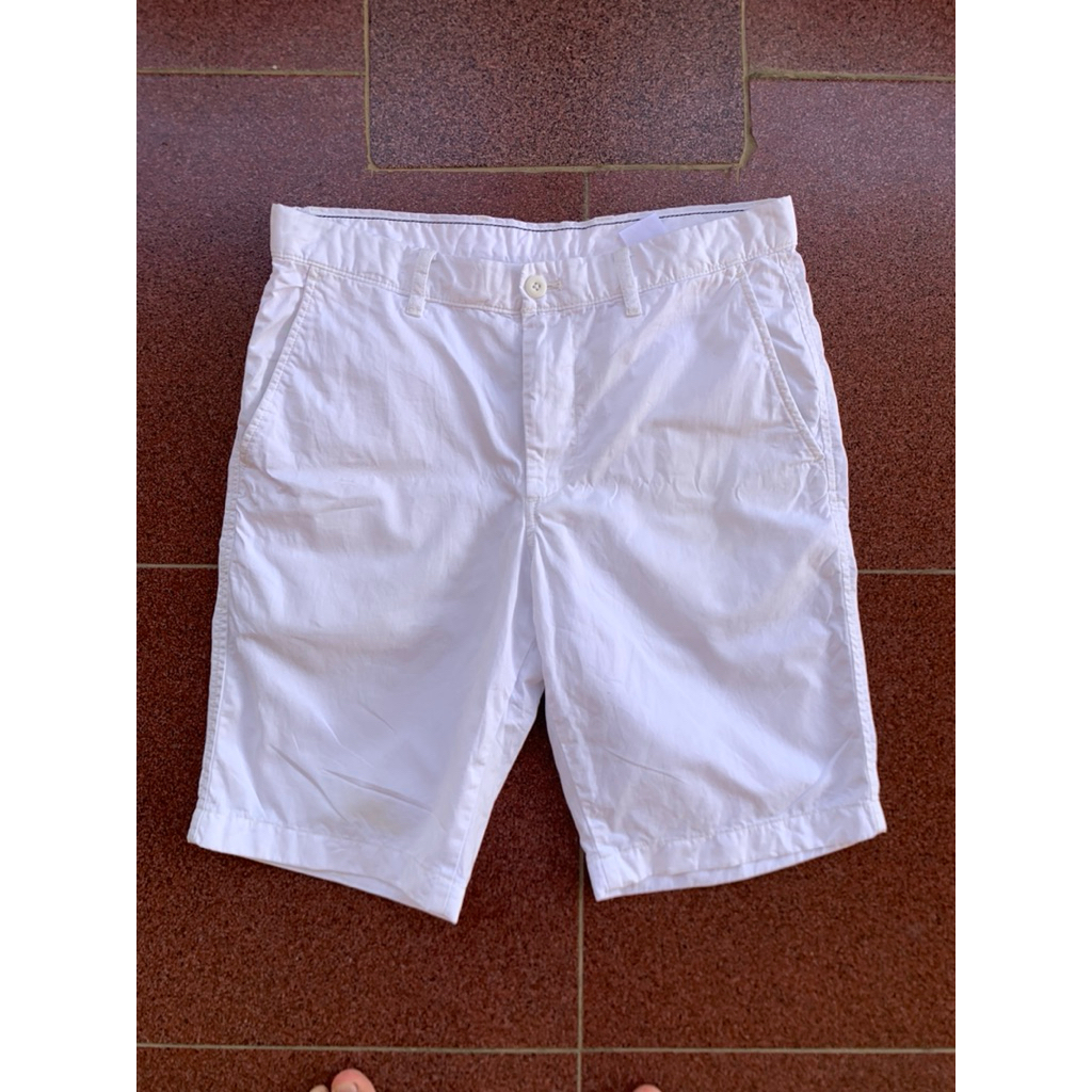 [preloved] celana pendek pria formal brand uniqlo putih bahan katun second - bekas