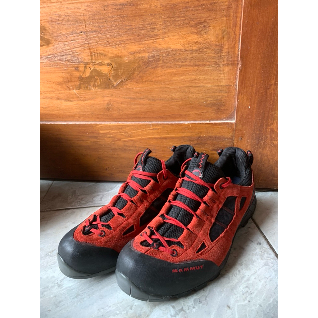Sepatu outdoor sepatu hiking mammut