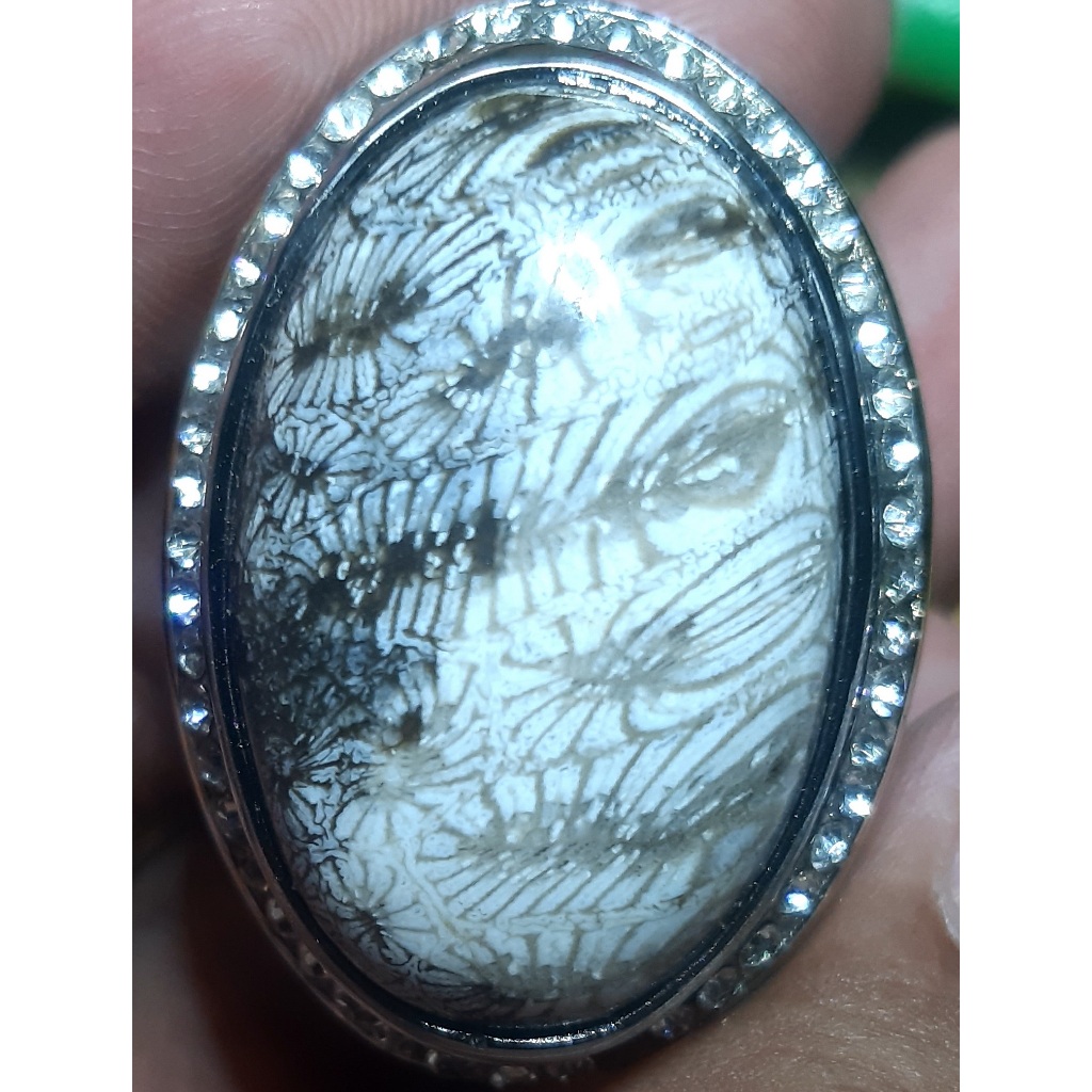 cincin akik teratai motif lipan laba-laba dan wajah seram