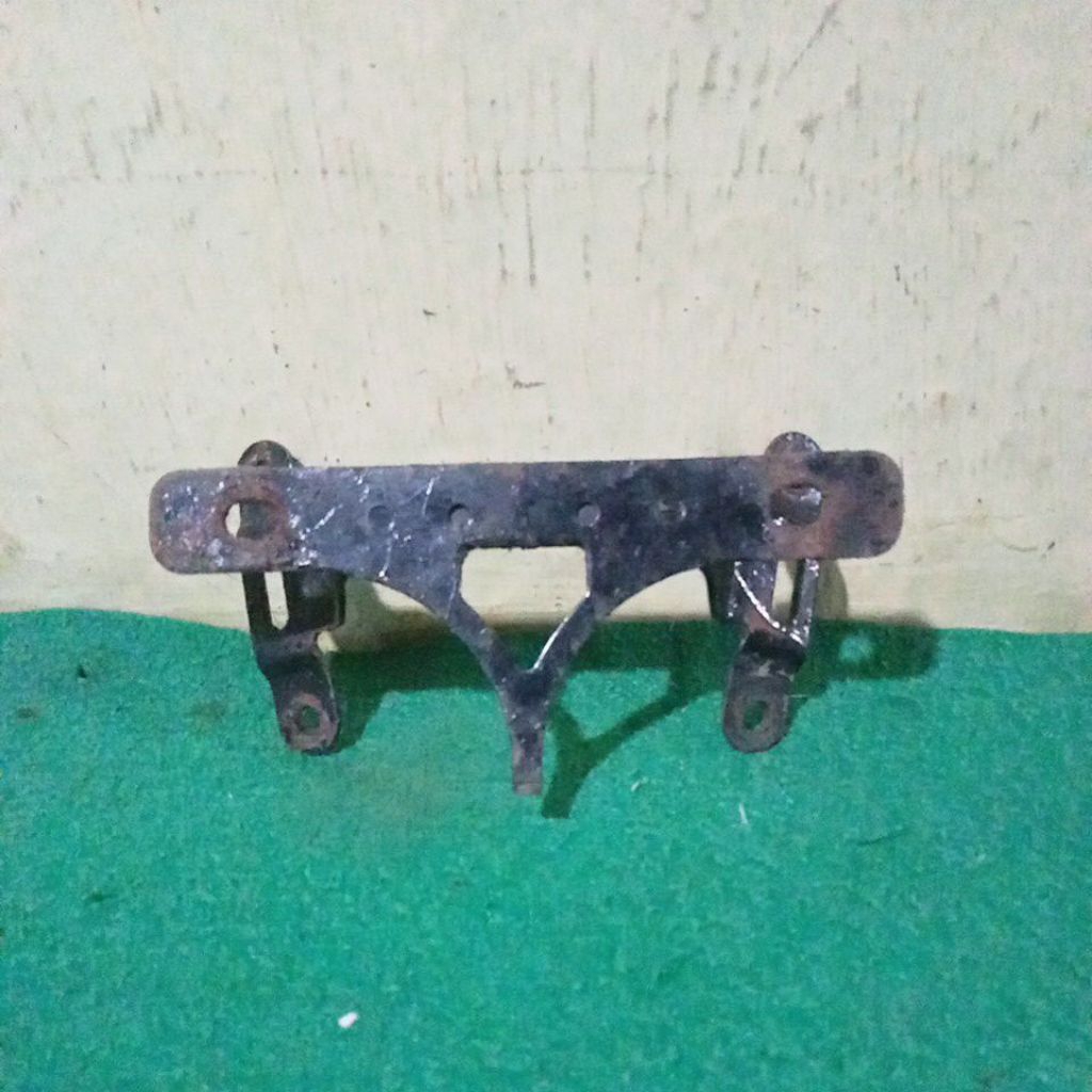 bracket dudukan plat nomor depan Yamaha Vixion new 2016 original