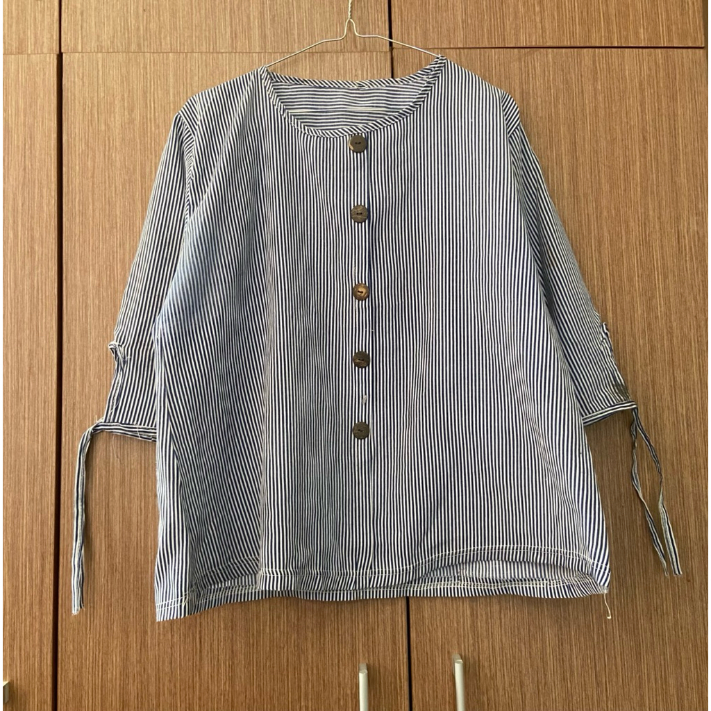blouse atasan kancing salur biru