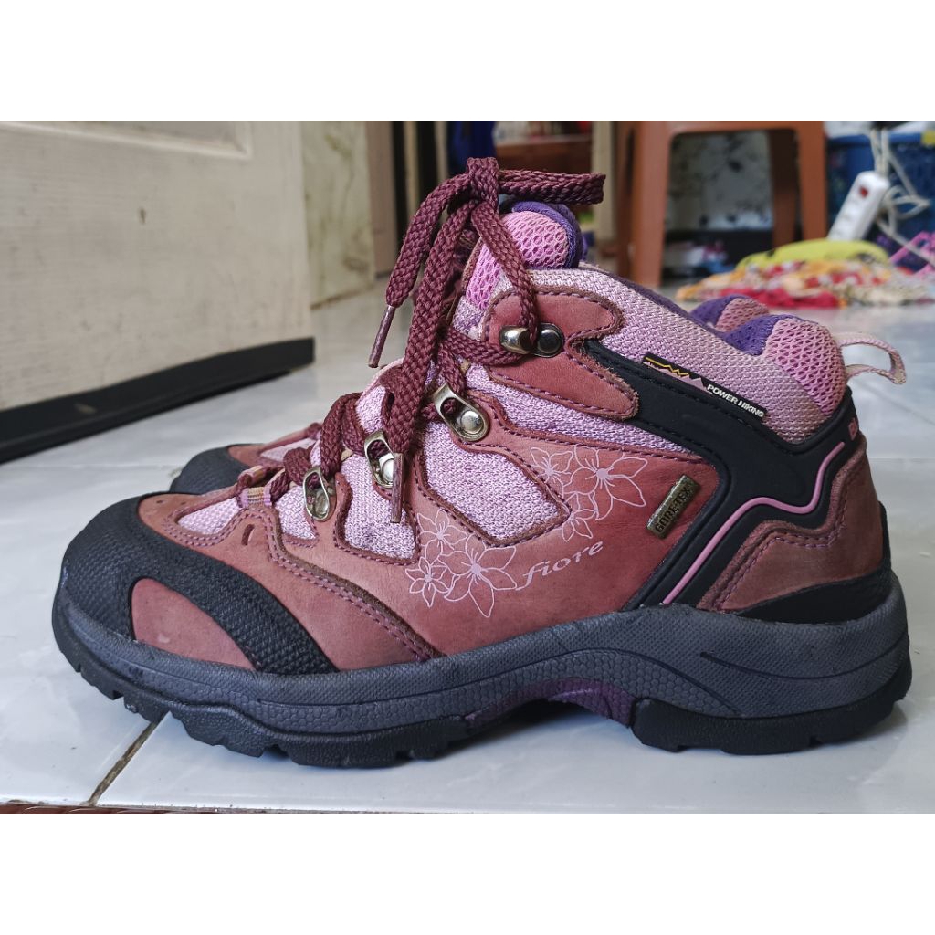 Sepatu gunung / outdoor BlackYak size 39