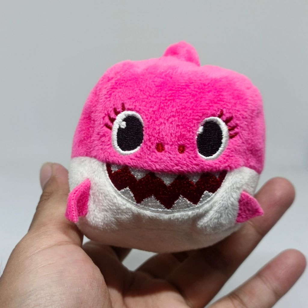 Boneka MINUS NO ELECTRIC Pinkfong Baby Shark Mommy Shark Plush Cube 8cm