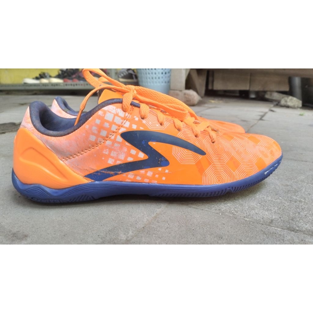 sepatu futsal SPECS orange 40 second