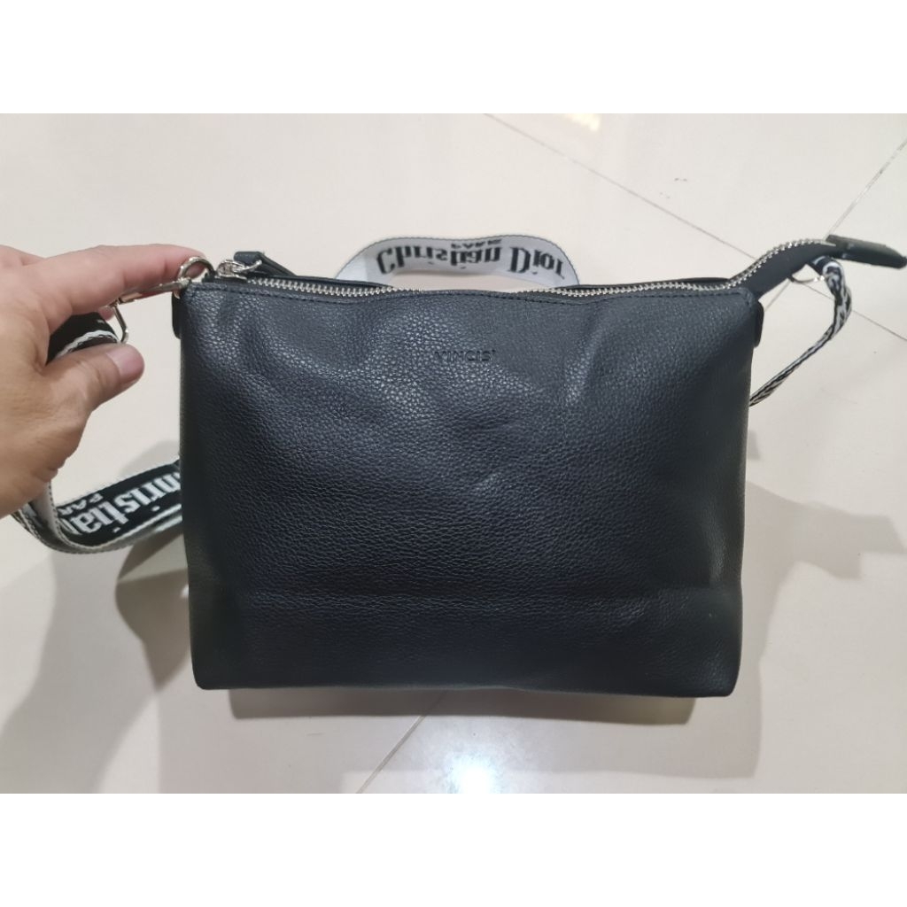 091. Tas Sling Bag Handbag Pria Wanita Vincis Bench Black Mantan / Bekas / Second Size : 23cm x 9cm 