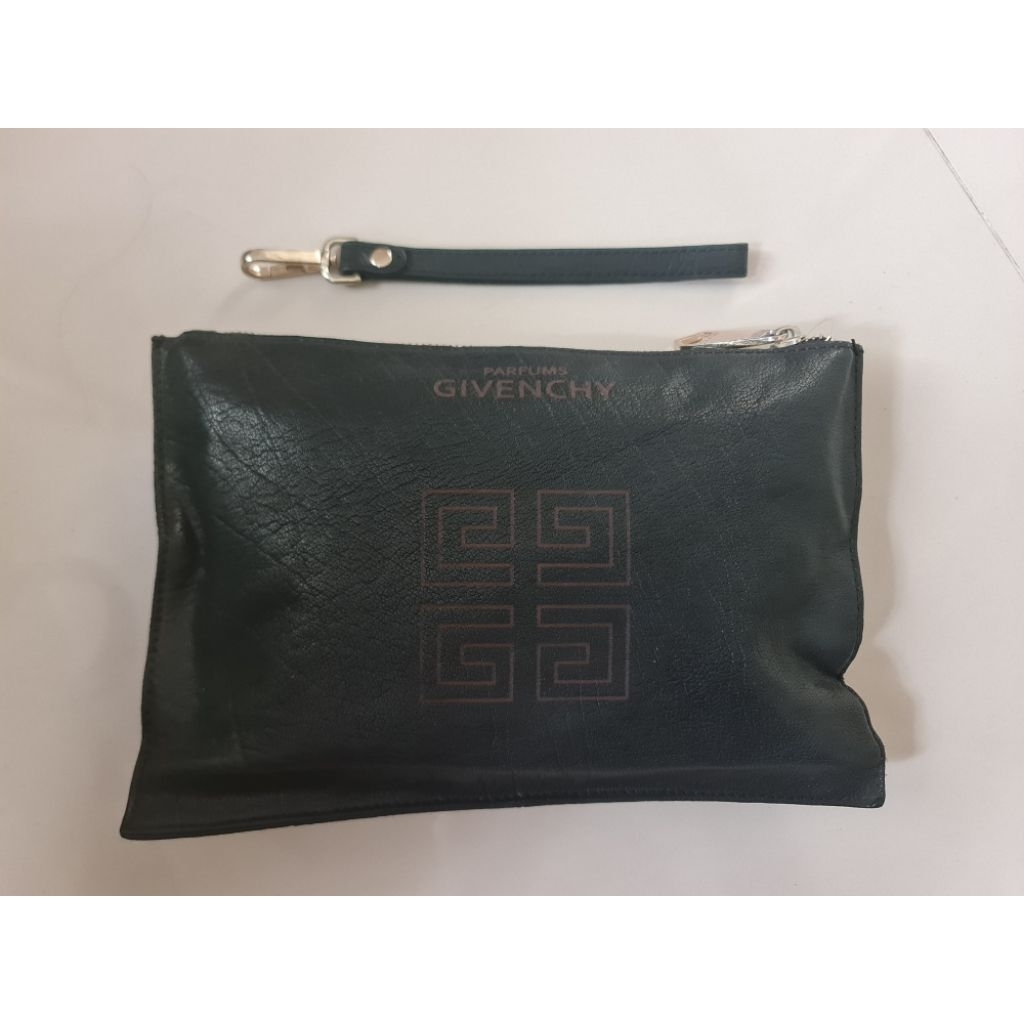 149. Clutch Hand Bag Men Givenchy Black
Mantan / Bekas / Second

Size : 27.5cm x 0.5cm × 18cm

Leath