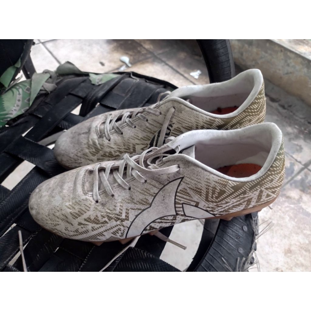 Sepatu Bola Ortuseight Volt FG White Gold - Size 41 | Second Minus Pemakaian No Box