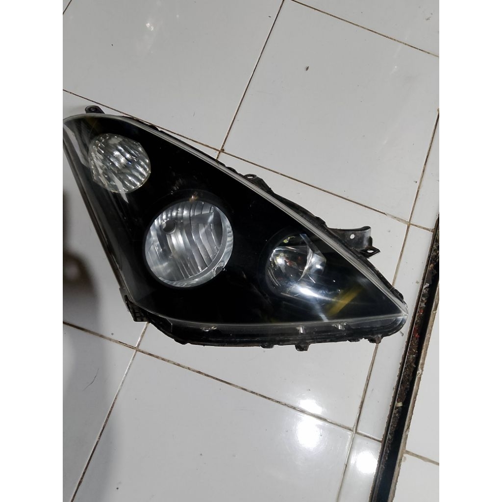 Lampu Depan Toyota Wish 2003/2005(kanan)