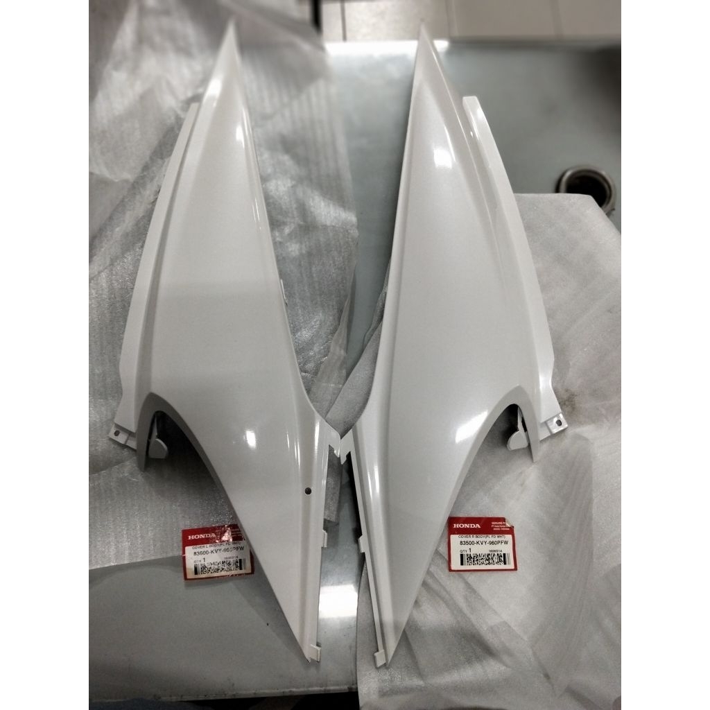 Cover body kanan dan kiri untuk motor Beat carbu number part 83500KVY960PFW & 83600KVY960PFW