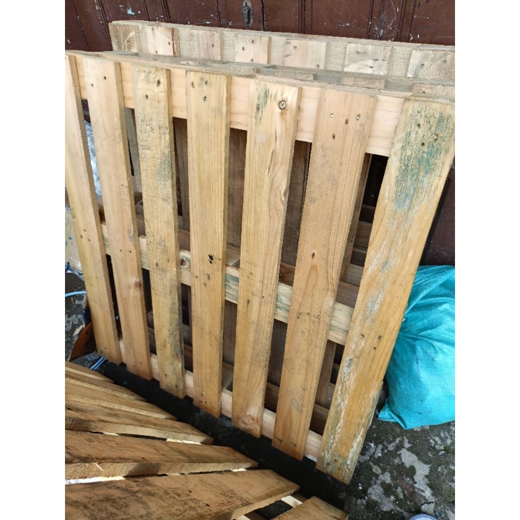 Palet Kayu Bekas dari Luar Negri