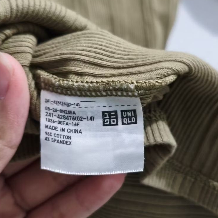 Ribbed T-shirt / Kaos rib UNIQLO - Preloved