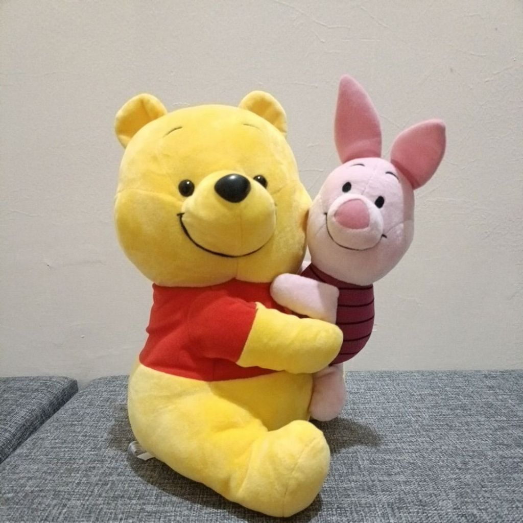 boneka winnie the pooh peluk piglet