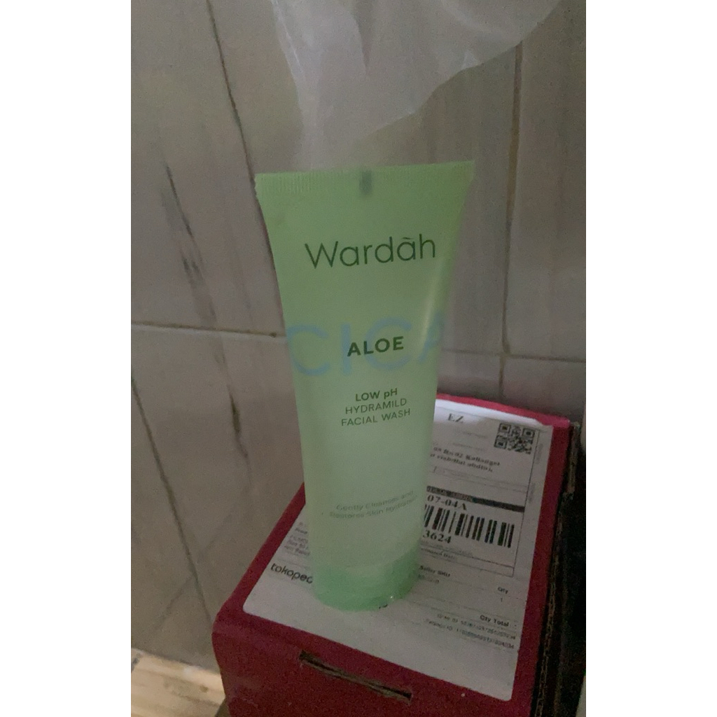 Sabun Cuci Muka Wardah Low pH Hydramild dengan Ekstrak Aloe Vera & Centella Asiatica, Panthenol
