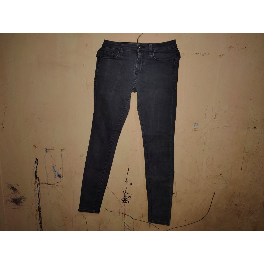 celana jeans ketat hitam pria cocok untuk tampil