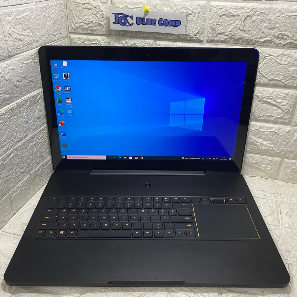 Laptop Razer Blade Gaming Core i7 7820HK Nvidia GTX 1080 Vram 8GB Ram 32 GB SSD 512GB Layar 17 inch 
