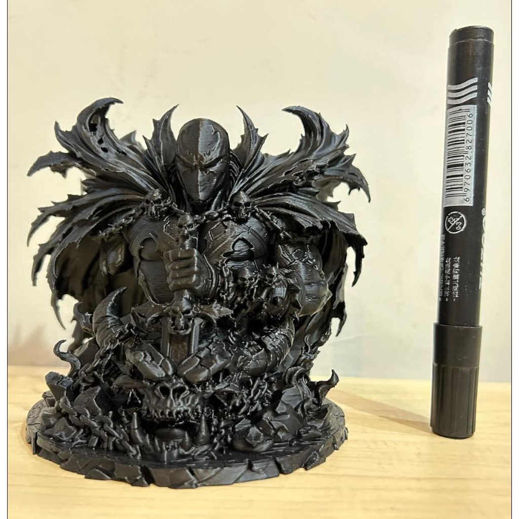 mainan action figure spawn bust of the comic book character Spawn. It is designed to capture the raw