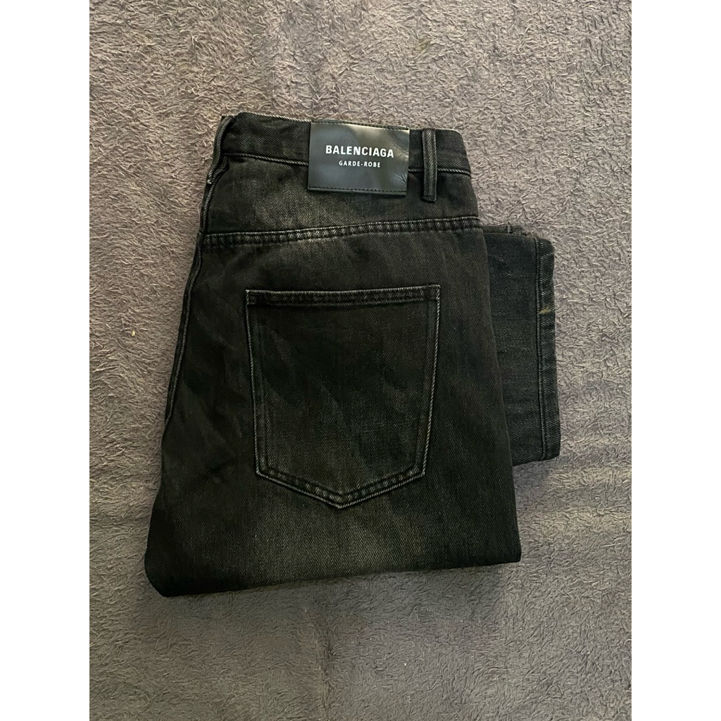 BALENCIAGA Garderobe  Destroyed Dirty Denim Jeans