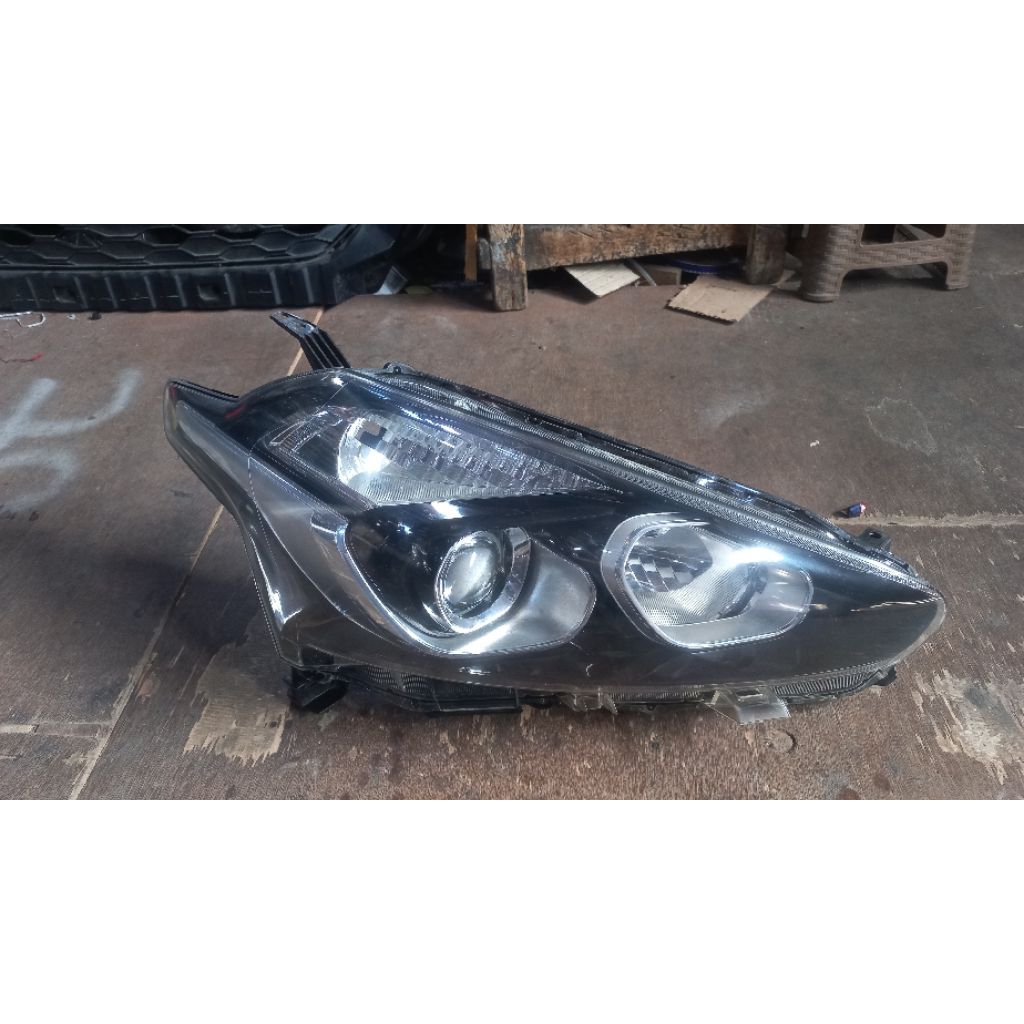 Headlamp toyota sienta tipe V&G