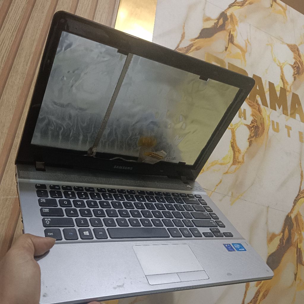 CASING UTUH LAPTOP SAMSUNG NP300E4V