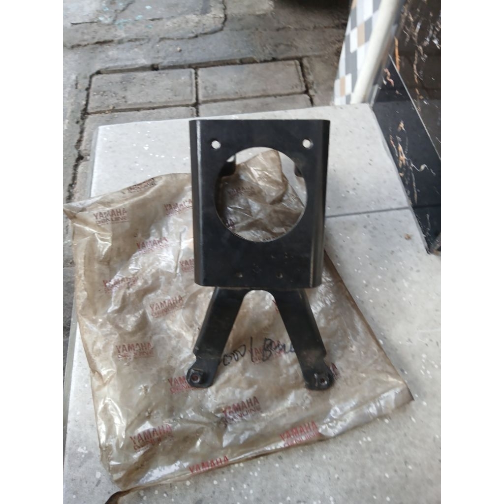 3XA - F331A - 00 - 33 BRAKET TAMENG DEPAN YAMAHA FIZR.FORCE1 ORIGINAL BARU YGP ASLI