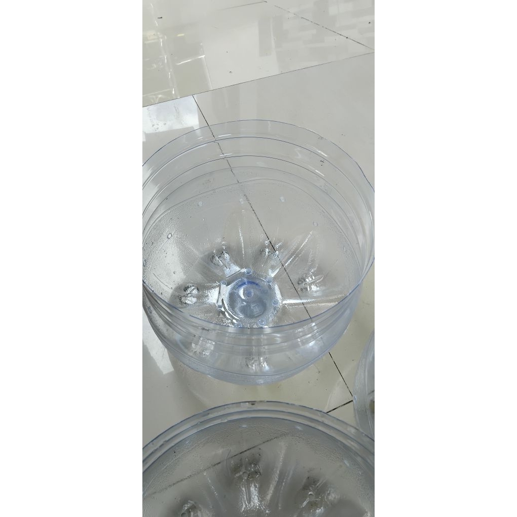 POT DARI GALON AIR MINERAL SUDAH ADA LUBANG KECIL DISEKELILINGNYA