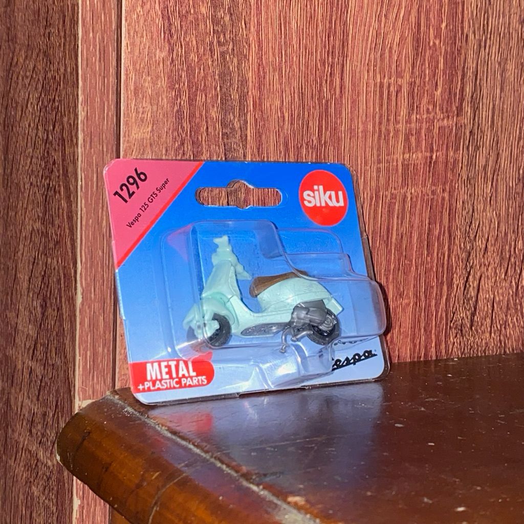 SIKU 1296 – Vespa 125 GTS Super Mint Green | Metal + Plastic Parts Diecast Original