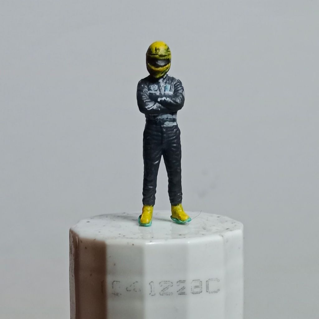 Mini Figure 1:64 Pembalap F1 Mercedes AMG Petronas Formula 1 for Diorama Miniatur Diecast  Hot Wheel