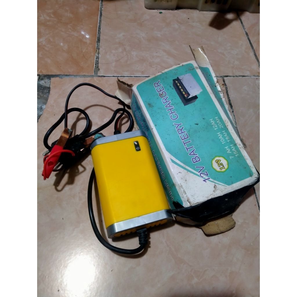 Charger Aki 12V 2A bekas normal, dengan Indikator LED Otomatis