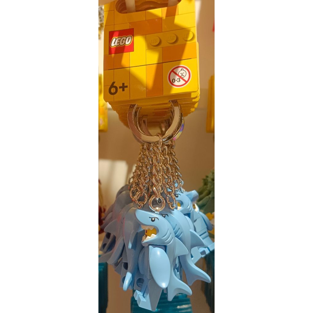 Gantungan kunci lego karakter Shark