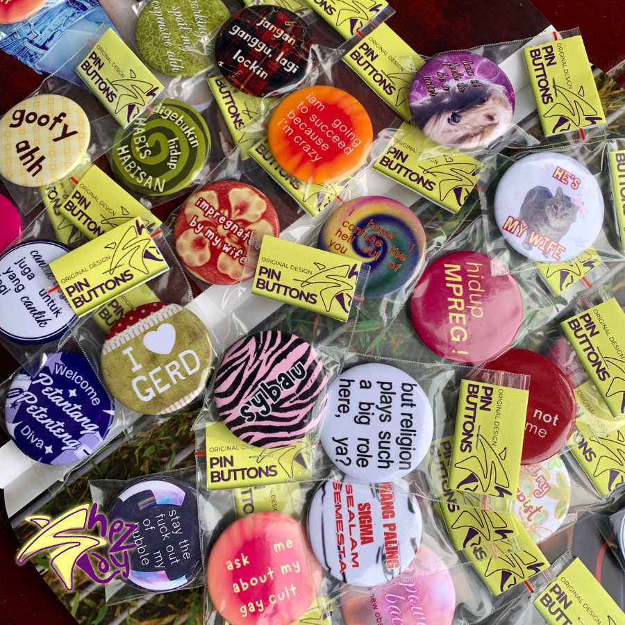 READY STOCK SALE Pin Button by Shezslay | HATI HATI TOKO PALSU Diskon Meme Bold Statement