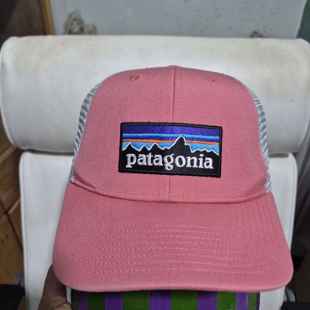 Topi Patagonia trucker pink