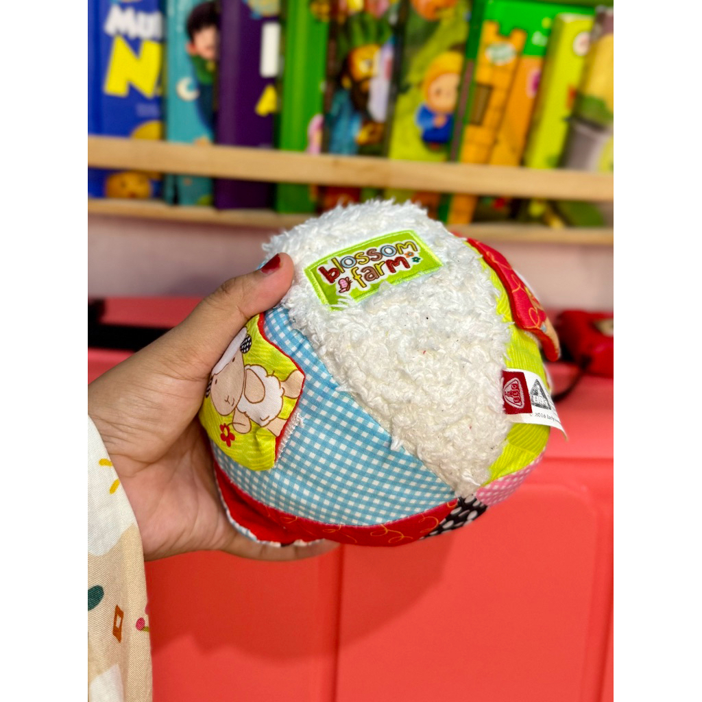 Preloved Mainan ELC Blossom Farm Roll & Chime Ball - Mainan Bola Kain Bayi ELC PL Mainan