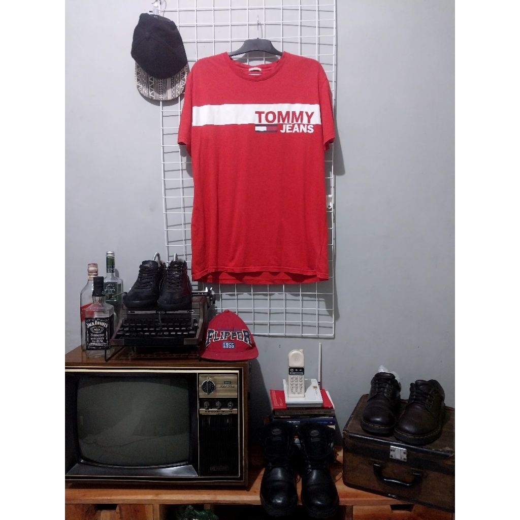 kaos bekas tommy jeans hilfiger second preloved