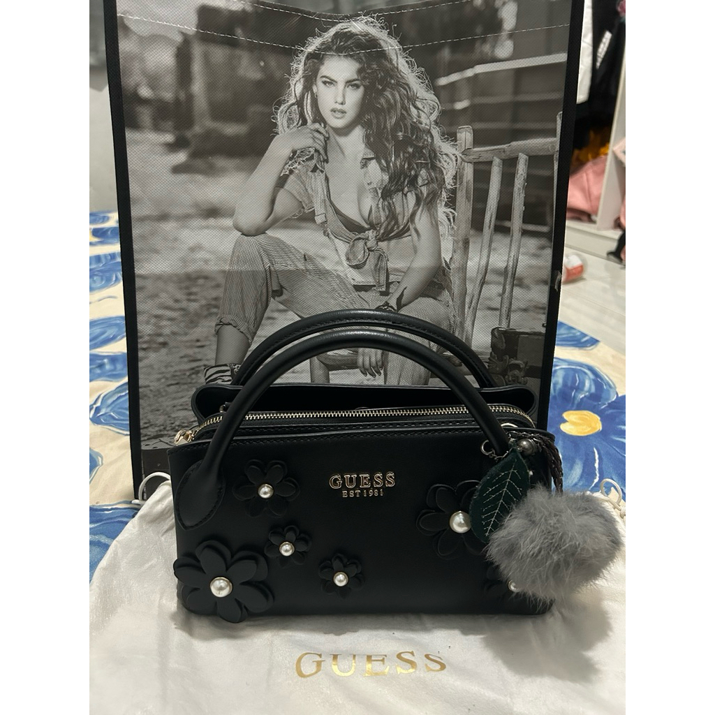 tas guess satchel