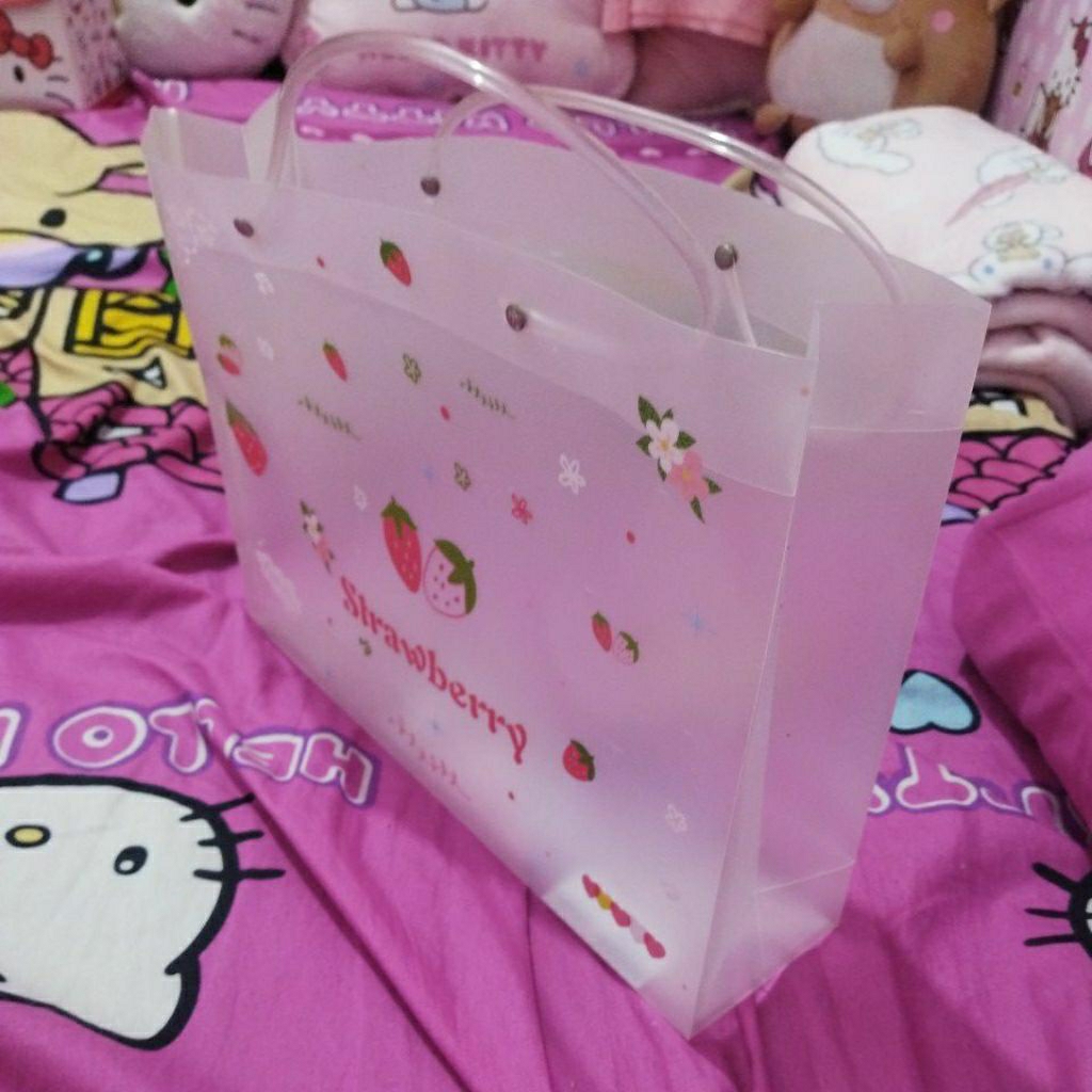 tas belanja mika motif strawberry Mr.DIY