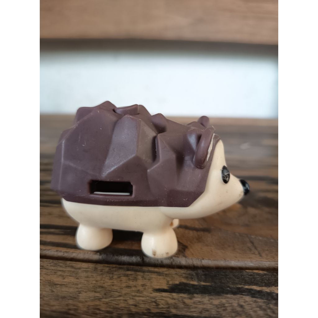 figure Flying Hedgehog dari kolaborasi Adopt Me dan McDonald's Happy Meal