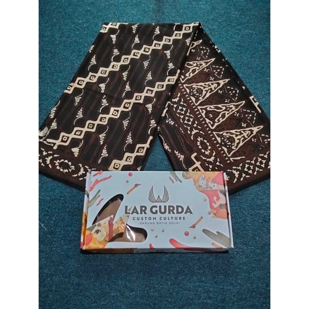 KSA036 Lar Gurda Kesikan Series Motif Parang Urek Hitam, Sarung Batik Tradisional Eksklusif