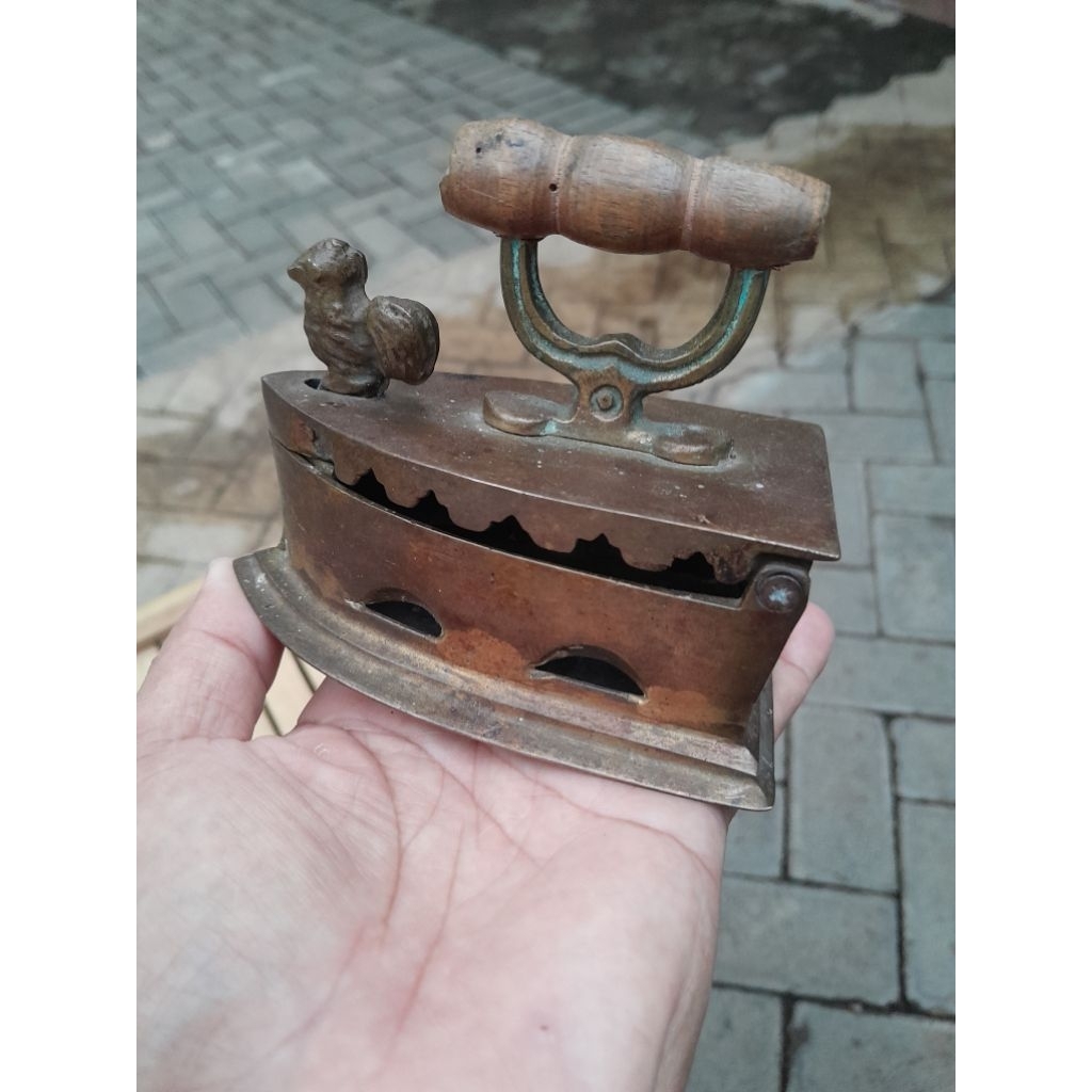 setrika arang mini kuningan kuno